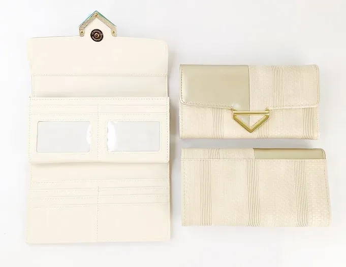 Cartera para dama color beige y dorado