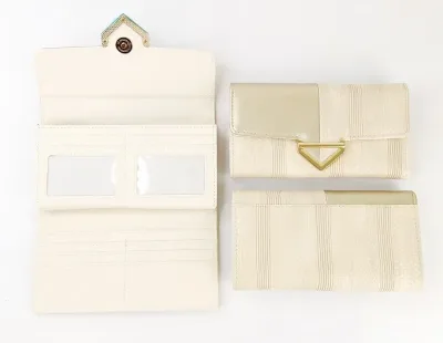 Cartera para dama color beige y dorado