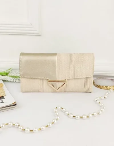 Cartera para dama color beige y dorado