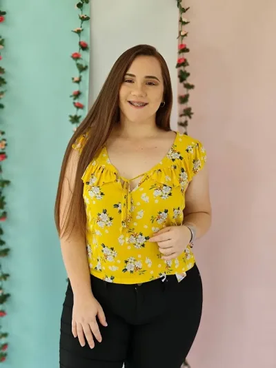 Blusa para dama color amarillo con diseños florales