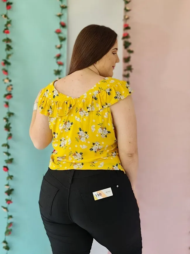 Blusa para dama color amarillo con diseños florales
