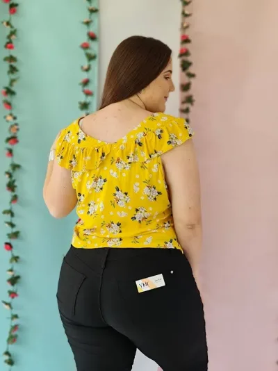 Blusa para dama color amarillo con diseños florales