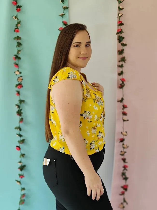 Blusa para dama color amarillo con diseños florales