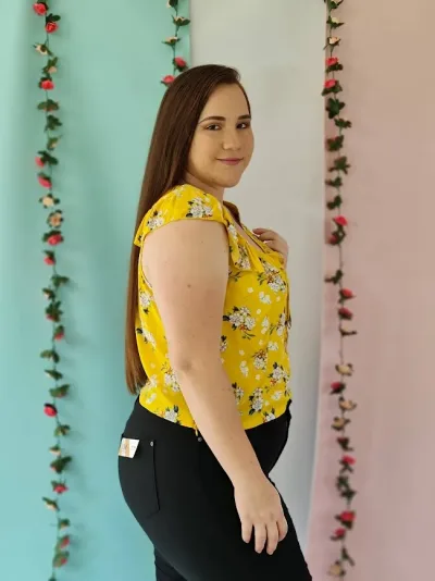 Blusa para dama color amarillo con diseños florales