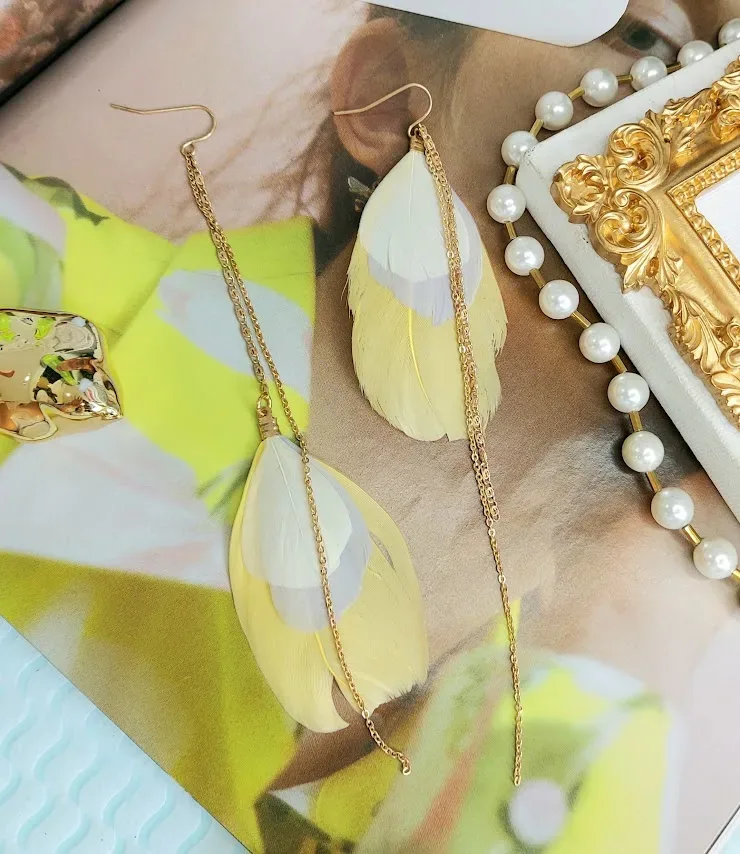 Aretes de fantasía para dama  diseño plumas