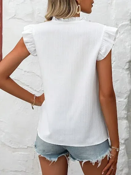 Blusa color blanca para dama con diseño de flores.