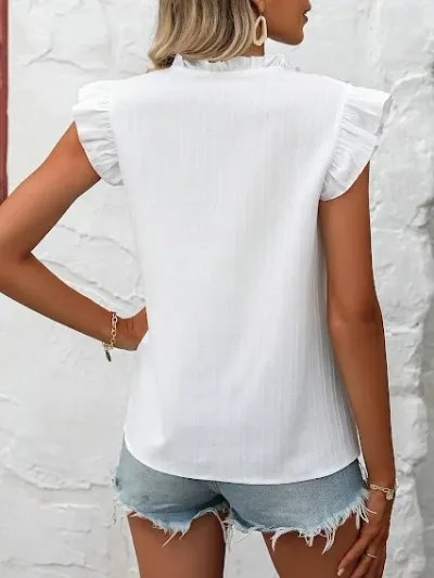 Blusa color blanca para dama con diseño de flores.