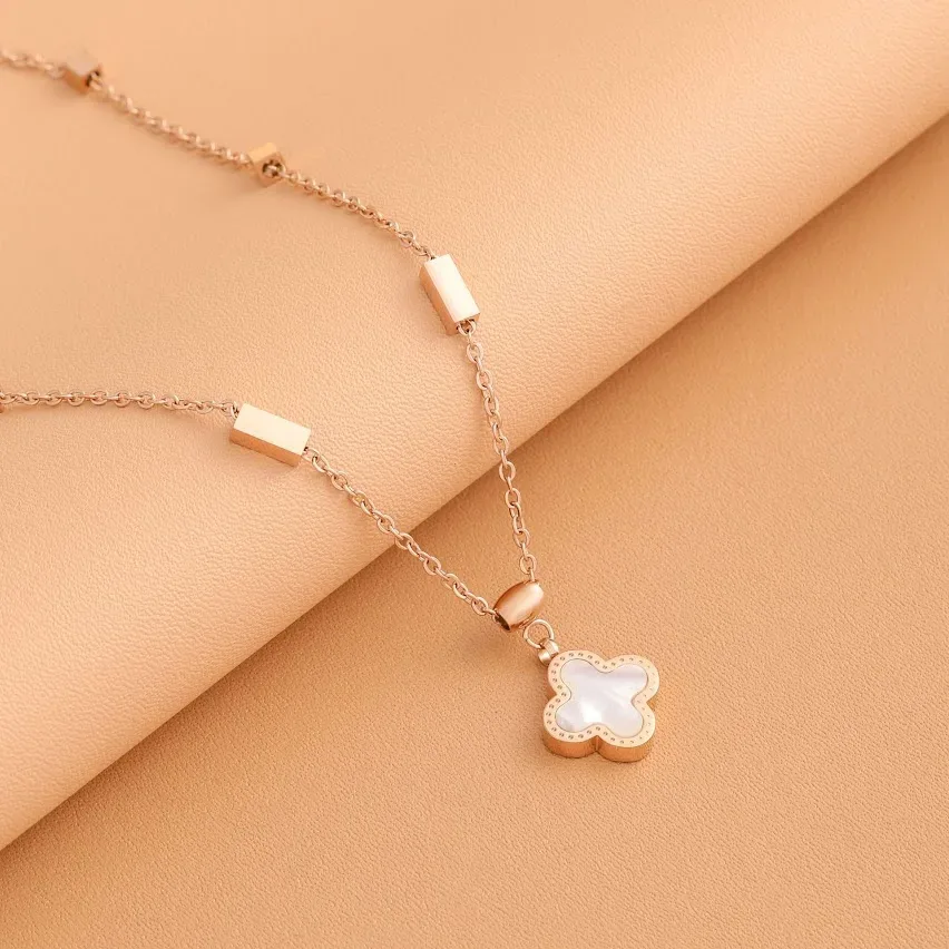 Collar de acero de titanio con diseño de flor