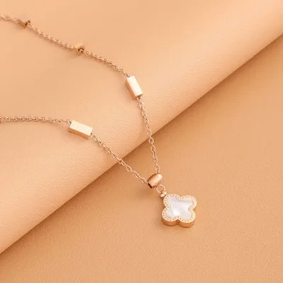 Collar de acero de titanio con diseño de flor