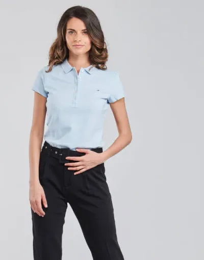 Camiseta tommy Hilfiger para dama color celeste cuello tipo polo manga corta