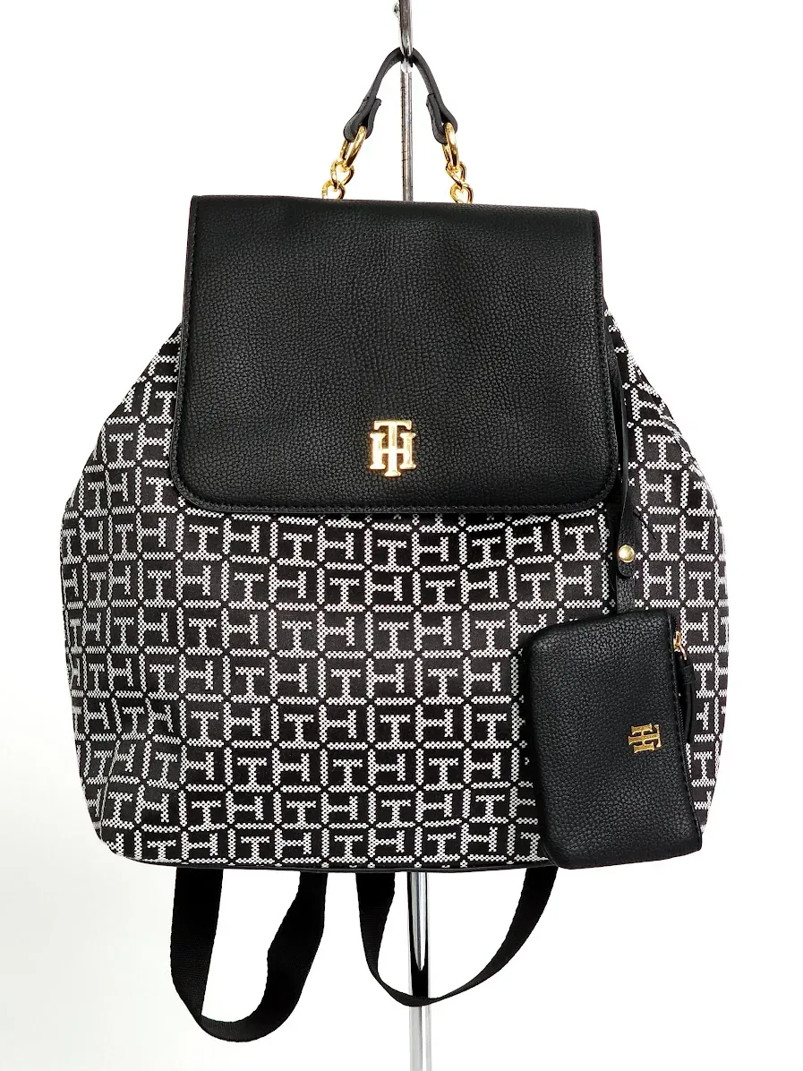 Mochila Tommy Hilfiger para dama color negro y blanco