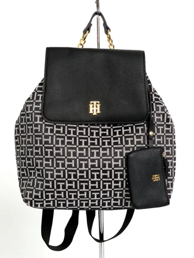 Mochila Tommy Hilfiger para dama color negro y blanco