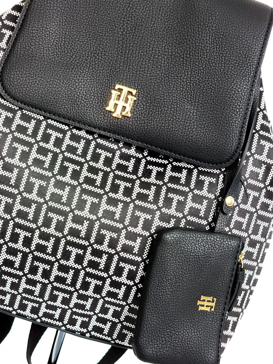 Mochila Tommy Hilfiger para dama color negro y blanco