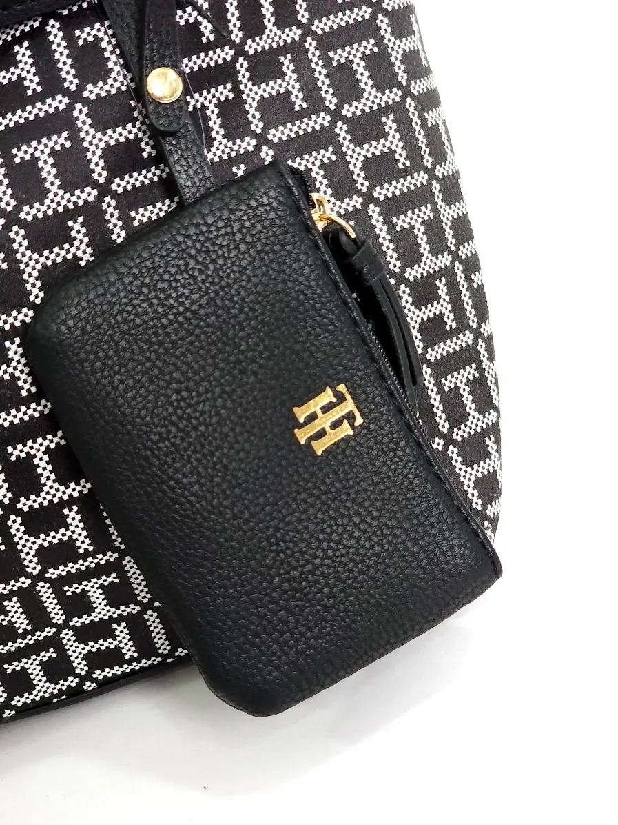 Mochila Tommy Hilfiger para dama color negro y blanco