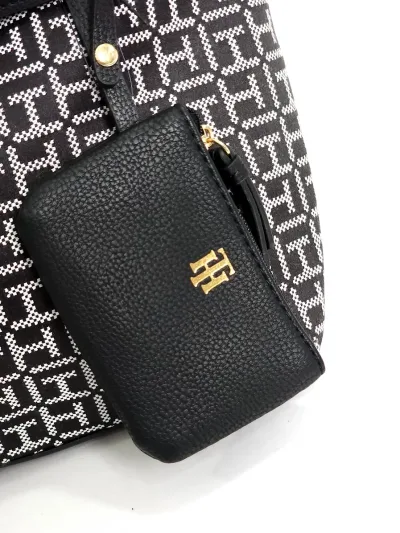Mochila Tommy Hilfiger para dama color negro y blanco