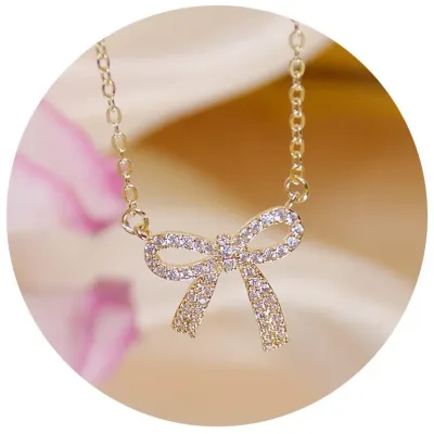 Collar de fantasía con diseño de lazo.