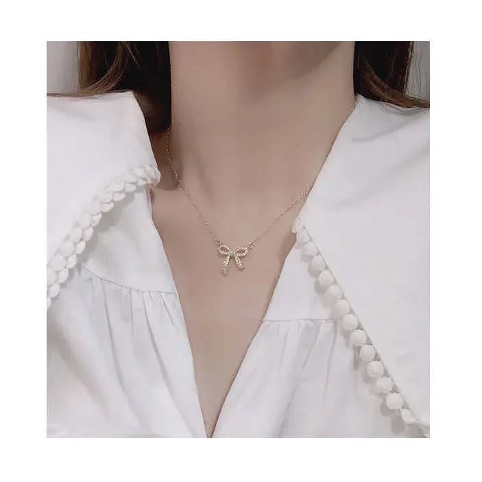 Collar de fantasía con diseño de lazo.