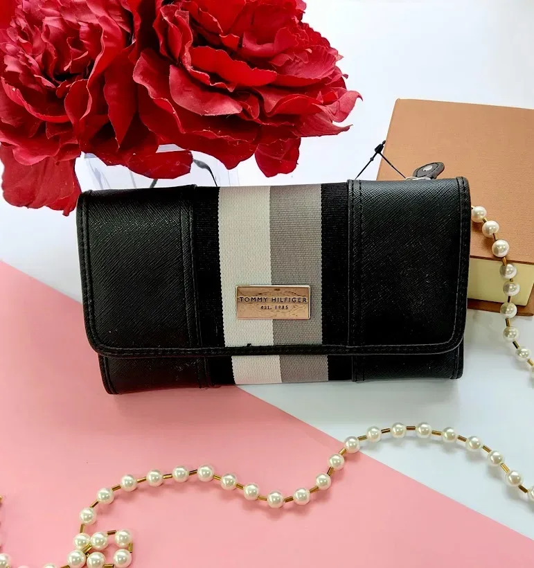 Cartera Tommy Hilfiger para dama color negro