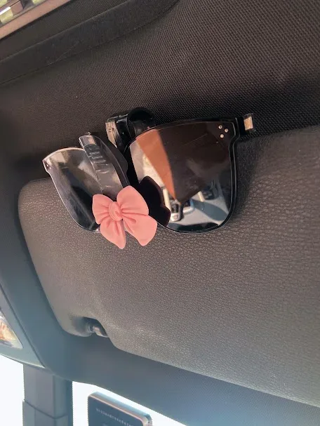 Clip soporte de gafas para coche diseño de lazo color negro y rosa