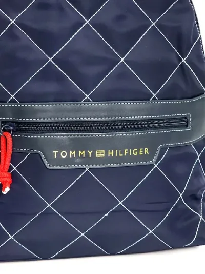 Mochila Tommy Hilfiger para dama color azul con costuras blancas