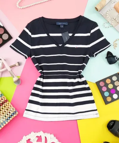 Camiseta Tommy Hilfiger para dama diseño a rayas color azul y blanco
