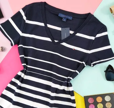 Camiseta Tommy Hilfiger para dama diseño a rayas color azul y blanco
