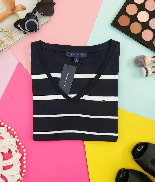 Camiseta Tommy Hilfiger para dama diseño a rayas color azul y blanco