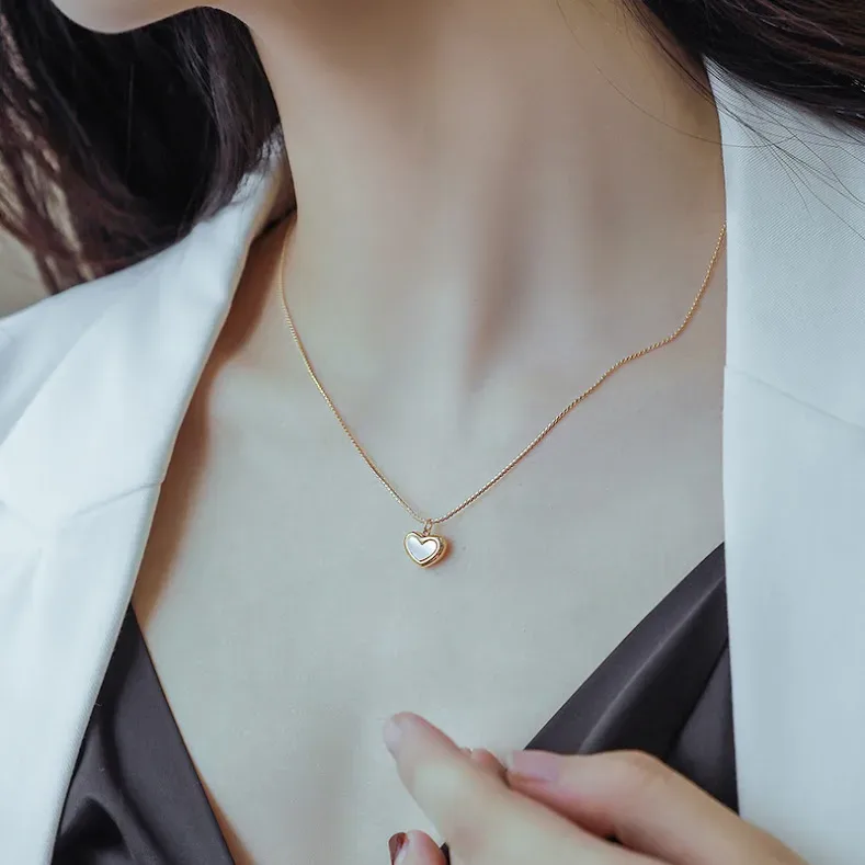 Collar de acero de titanio con dije de corazón