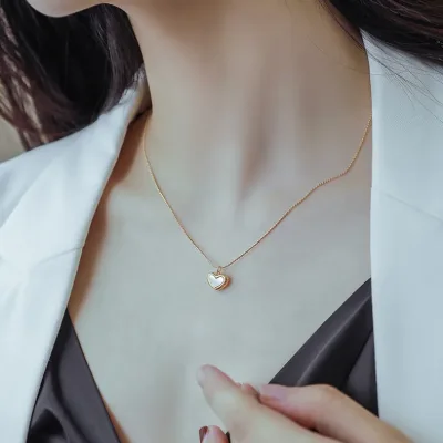 Collar de acero de titanio con dije de corazón