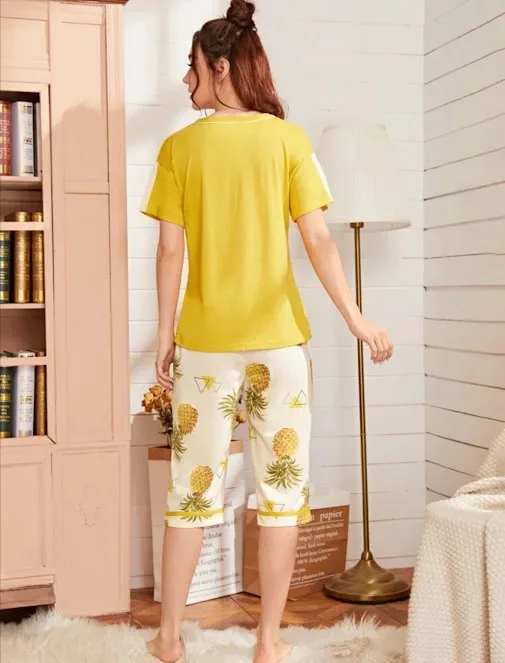 Pijama para dama en color amarillo con diseño de piñas