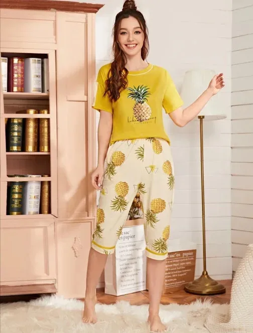 Pijama para dama en color amarillo con diseño de piñas
