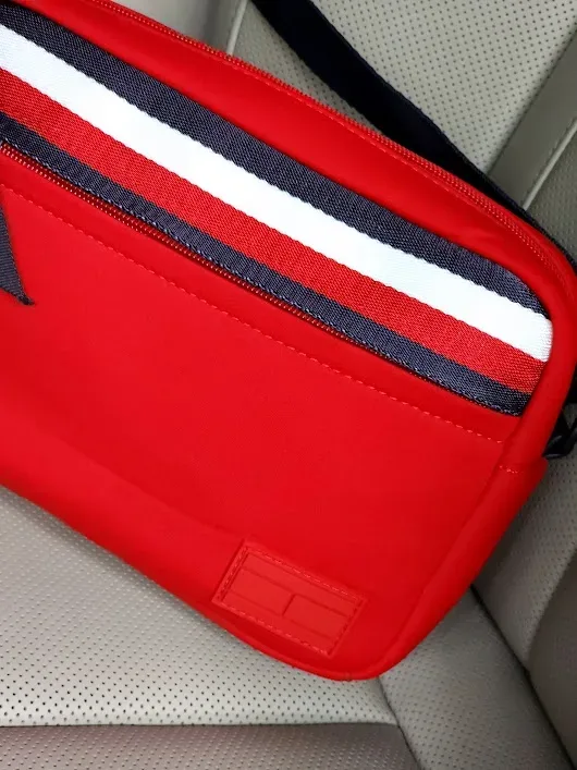 Bolso Tommy Hilfiger para dama color rojo