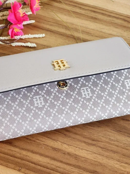 Cartera Tommy Hilfiger para dama XW0592I-9750JF COLOR BEIGE