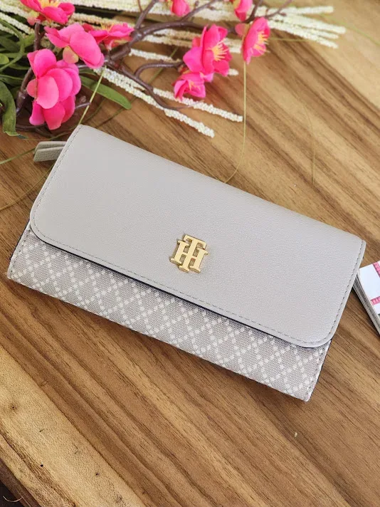 Cartera Tommy Hilfiger para dama XW0592I-9750JF COLOR BEIGE