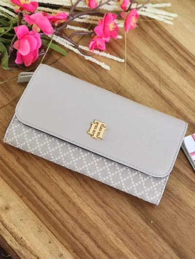 Cartera Tommy Hilfiger para dama XW0592I-9750JF COLOR BEIGE