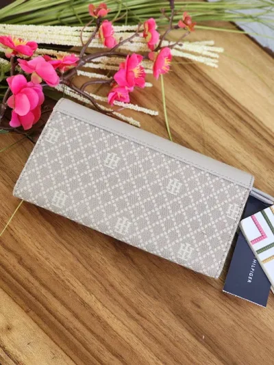 Cartera Tommy Hilfiger para dama XW0592I-9750JF COLOR BEIGE