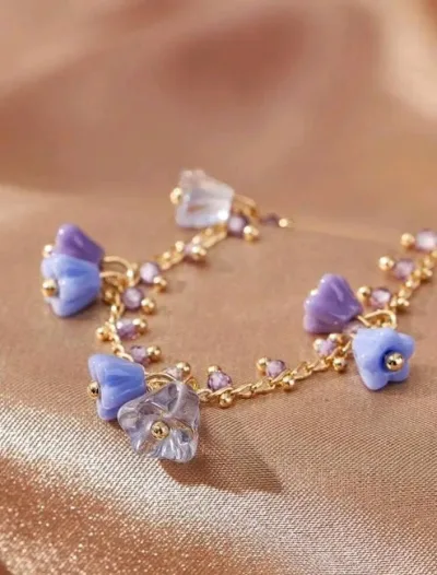 Pulsera de cobre para dama con diseño de flores en color morado