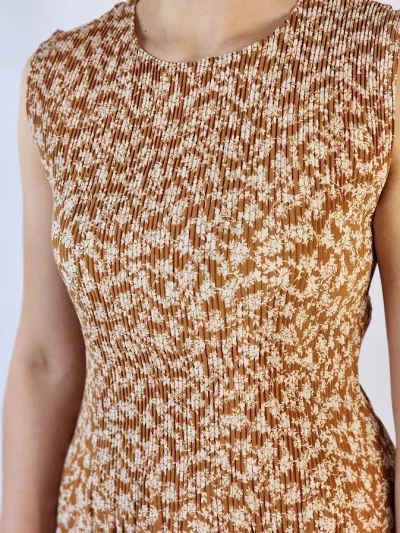 Blusa para dama color camel con estampado floral