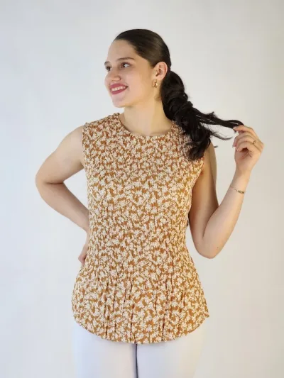 Blusa para dama color camel con estampado floral