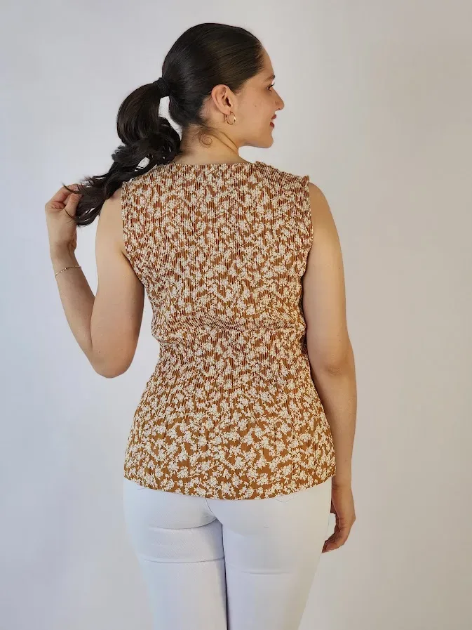 Blusa para dama color camel con estampado floral