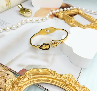 Pulsera de acero inoxidable para mujer color dorado con perlas plateadas y negras