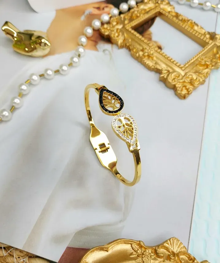 Pulsera de acero inoxidable para mujer color dorado con perlas plateadas y negras