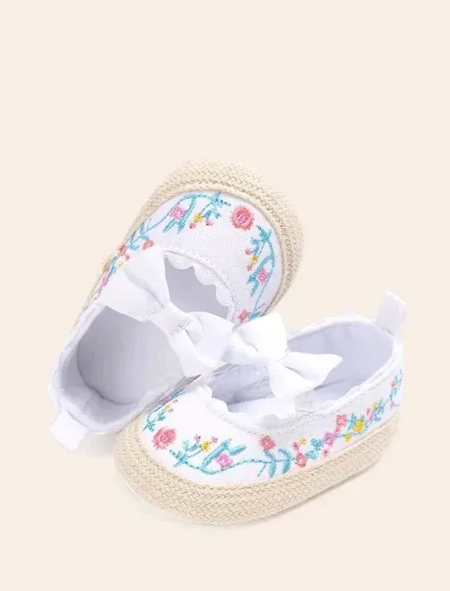 Zapatos para bebe color blanco con detalles en color celeste y rosado