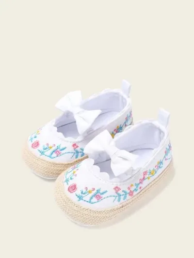 Zapatos para bebe color blanco con detalles en color celeste y rosado