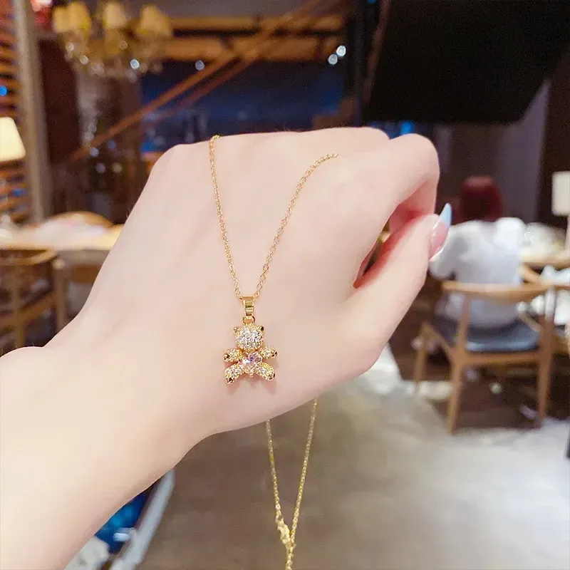 Collar de acero de titanio para dama con dije de oso blanco