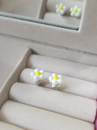 Par de aretes para dama diseño de flor blanca