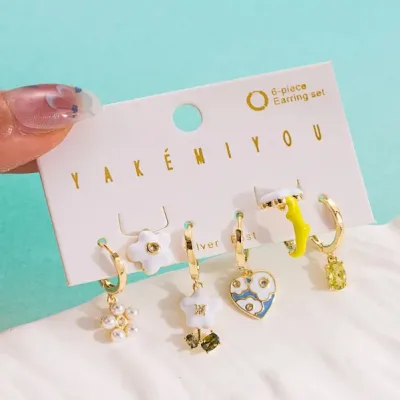 Set de aretes diseño de flores variado de acero inoxidable con baño de oro