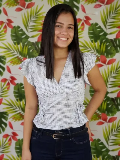 Blusa Michel para dama color blanco con puntitos negros.