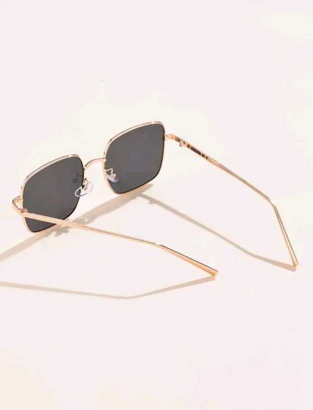 Lentes de sol para dama color negro con detalles dorados #3545