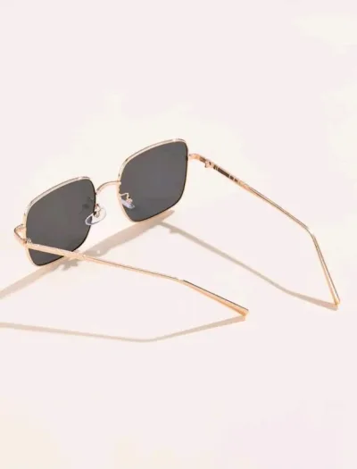 Lentes de sol para dama color negro con detalles dorados #3545